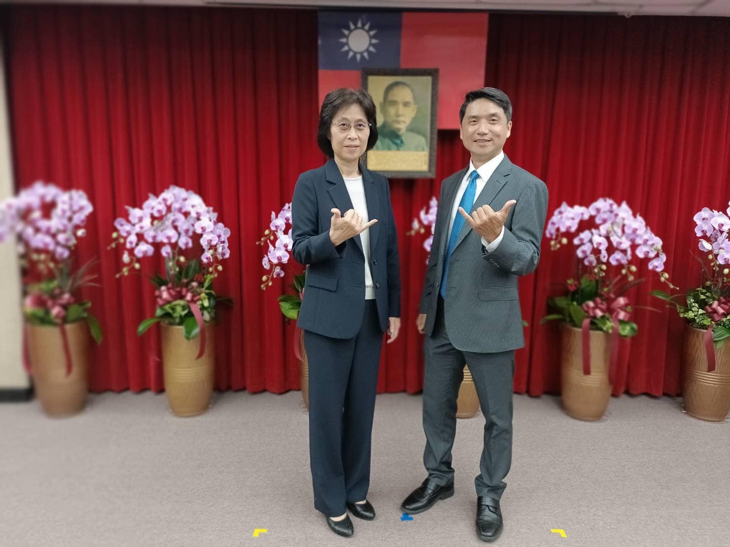 林達展理事長獲邀參加—經濟部標準檢驗局代理、新任局長交接典禮。感謝謝代局長期間承擔重任，恭賀陳怡鈴局長榮任。因時間有限簡短的向陳局長介紹台灣共 有六個度量衡公會，也請陳局長一起比六，代表六個公會共同的祝賀!!!