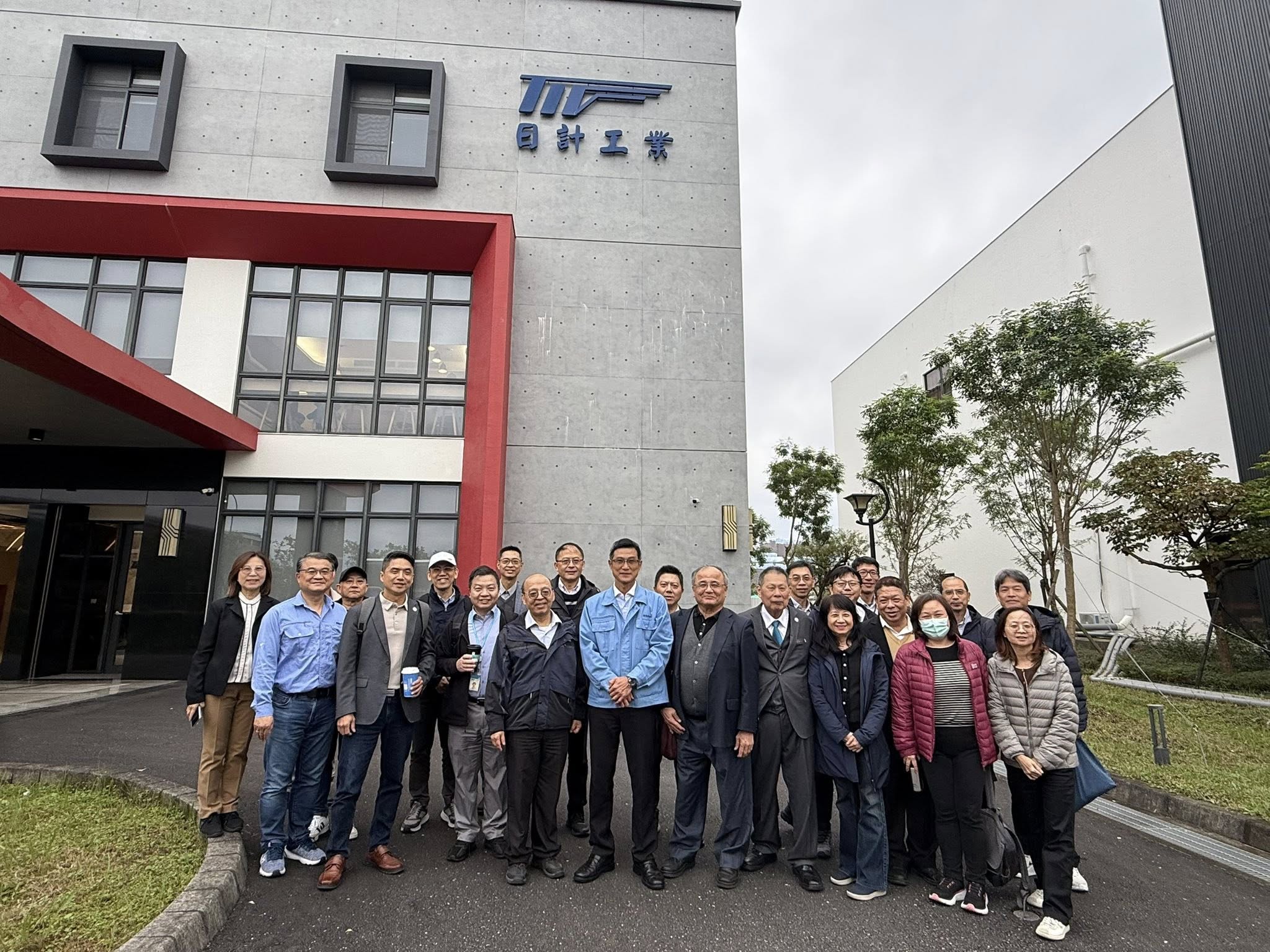 經濟部標準檢驗局「114 年推動重要度量衡業務工作事項」工作小組第 2 次會議，於宜蘭龍德產業園區召開，由賴俊杰副局長親自主持。本會由林達展榮譽理事長與楊明勳顧問代表出席，共同參與重要議題之討論。會後並前往專精於流量計研發與製造之─日計工業股份有限公司參訪，林總經理親自分享企業文化與經營理念，使與會代表對該公司技術與發展方向有更深入的了解。