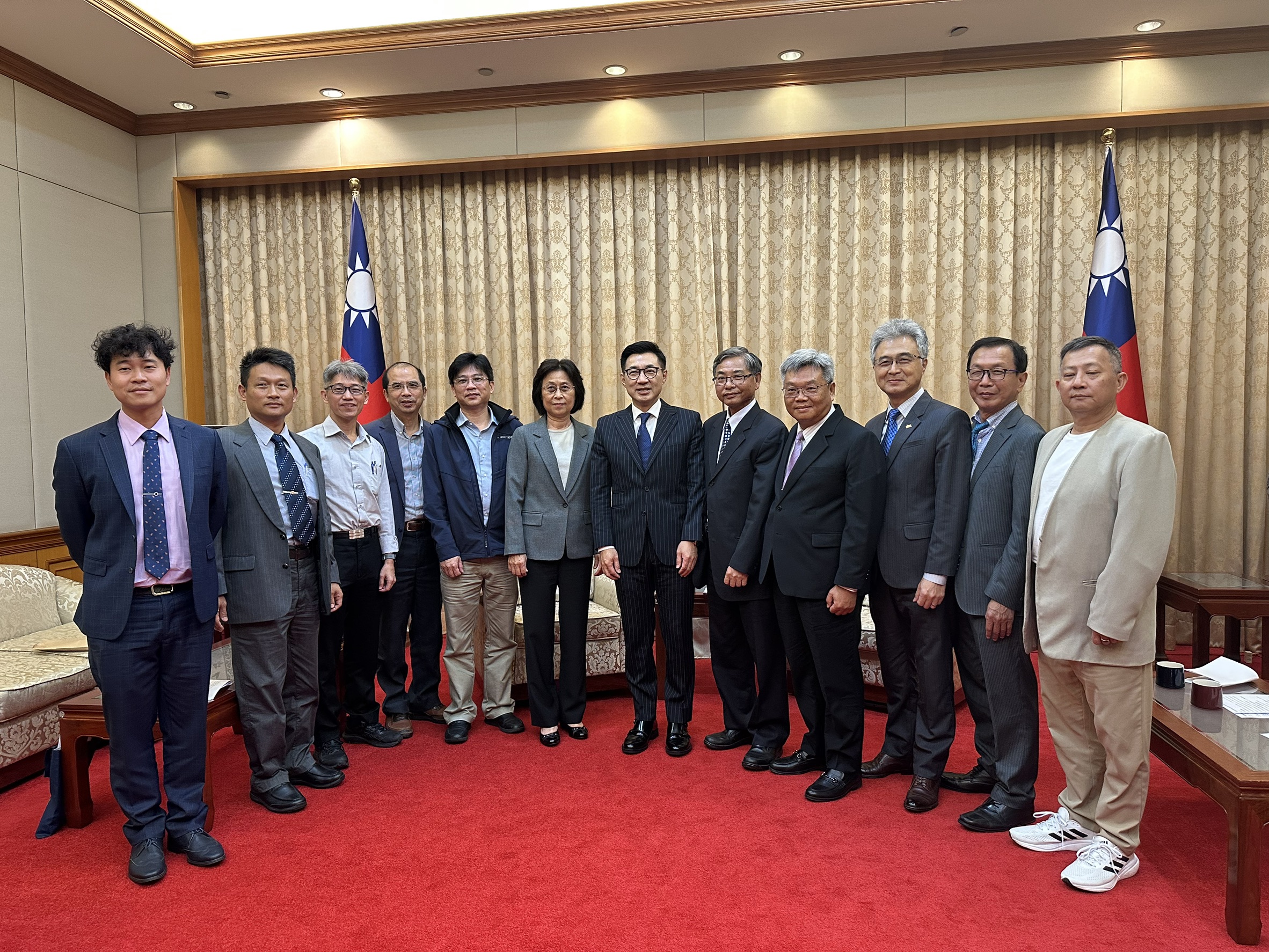 「台北市度量衡商業同業公會」與全台友會，於 4 月 10 日參與由「臺中市度量衡商業同業公會」主辦的拜會活動，與「立法院 江啟臣副院長」及「經濟部標準檢驗局 陳怡鈴局長」針對業界重要議題進行交流。因林達展理事長率團參訪「中國衡器協會」，故由黃正一副理事長代表出席。